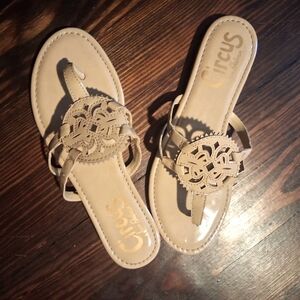 CIRCUS By SAM EDELMAN "CANYON" ALMOND THONG SANDALS. 9M